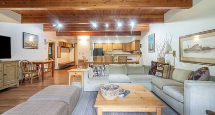 Spacious 2 Bedroom Condo Steps to Downtown