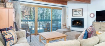 Spacious 2 Bedroom Condo Steps to Downtown