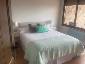 2 habitaciones, tabla de planchar con plancha, wifi y ropa de cama 