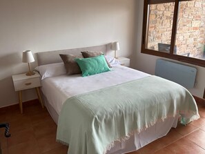 2 habitaciones, tabla de planchar con plancha, wifi y ropa de cama 