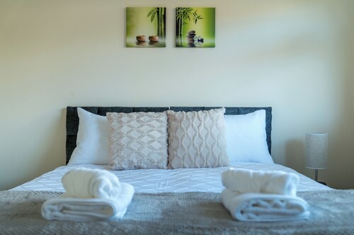 Redhill Surrey Holiday Home with Easy London Access