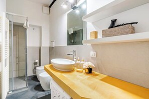 Shower, hair dryer, bidet, towels - Bright loft with elevator in the historic center of Florence (Firenze)