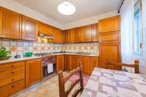 Apartemen Superior, pemandangan kota | Dapur pribadi | Lemari es, oven, kompor, dan peralatan masak/sendok-piring
