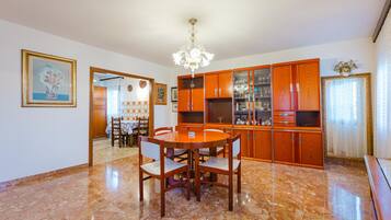 Superior-Apartment, Stadtblick | Wohnbereich