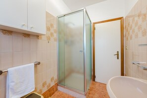 Superior Apartment, City View | Bilik Mandi | Kelengkapan dandanan diri percuma, pengering rambut, tuala disediakan 