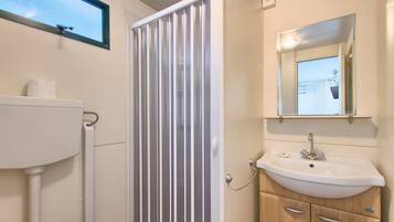 Mobile Home | Bathroom | Towels