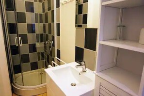 Bathroom - Vrbo Property (Dolus-d'Oléron)