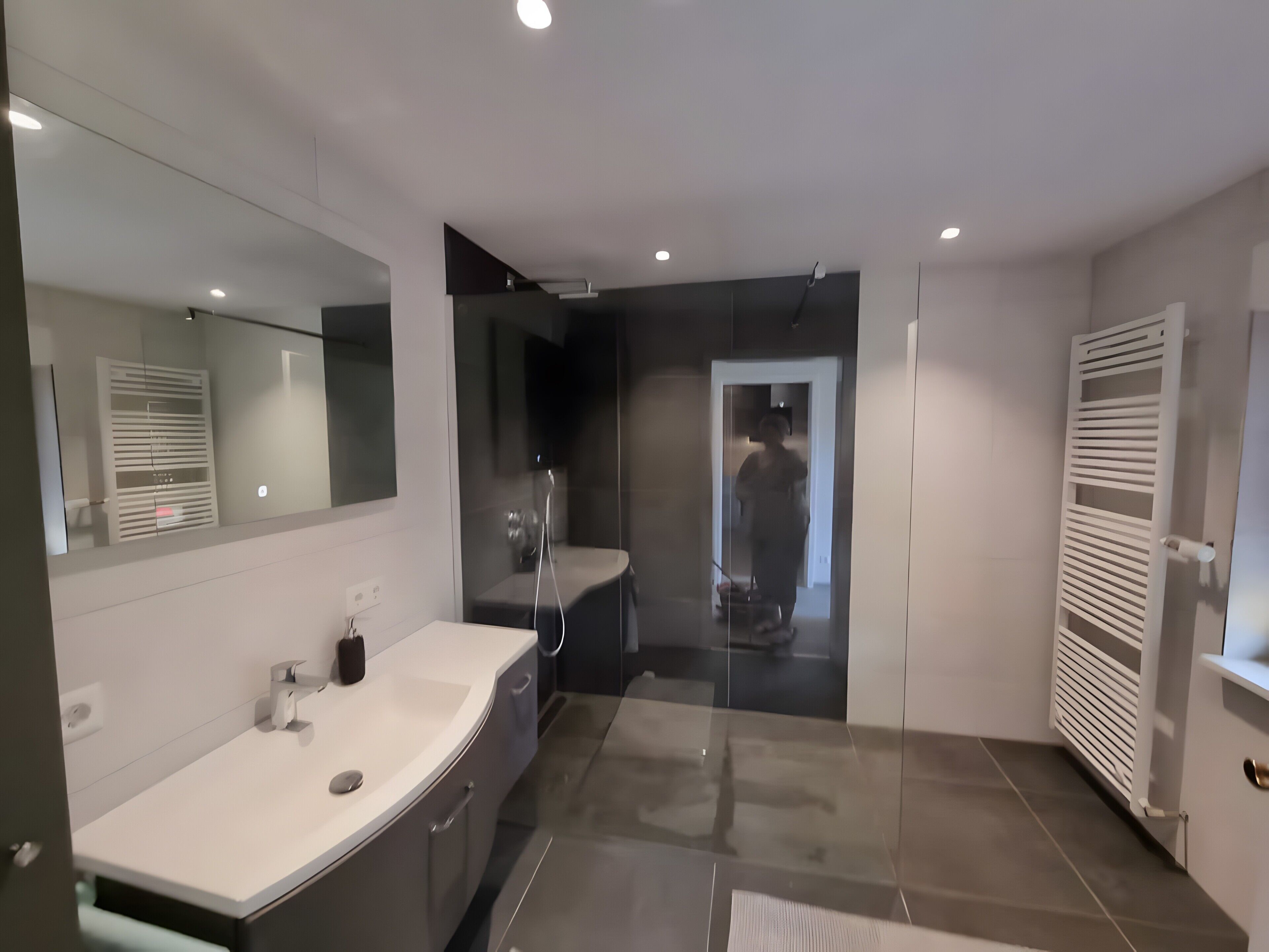 Douche, sèche-cheveux, serviettes fournies