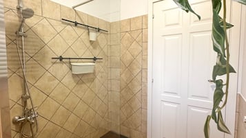Doccia, asciugacapelli, bidet, asciugamani