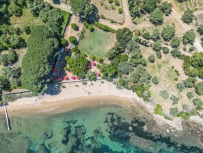 Playa privada y arena blanca