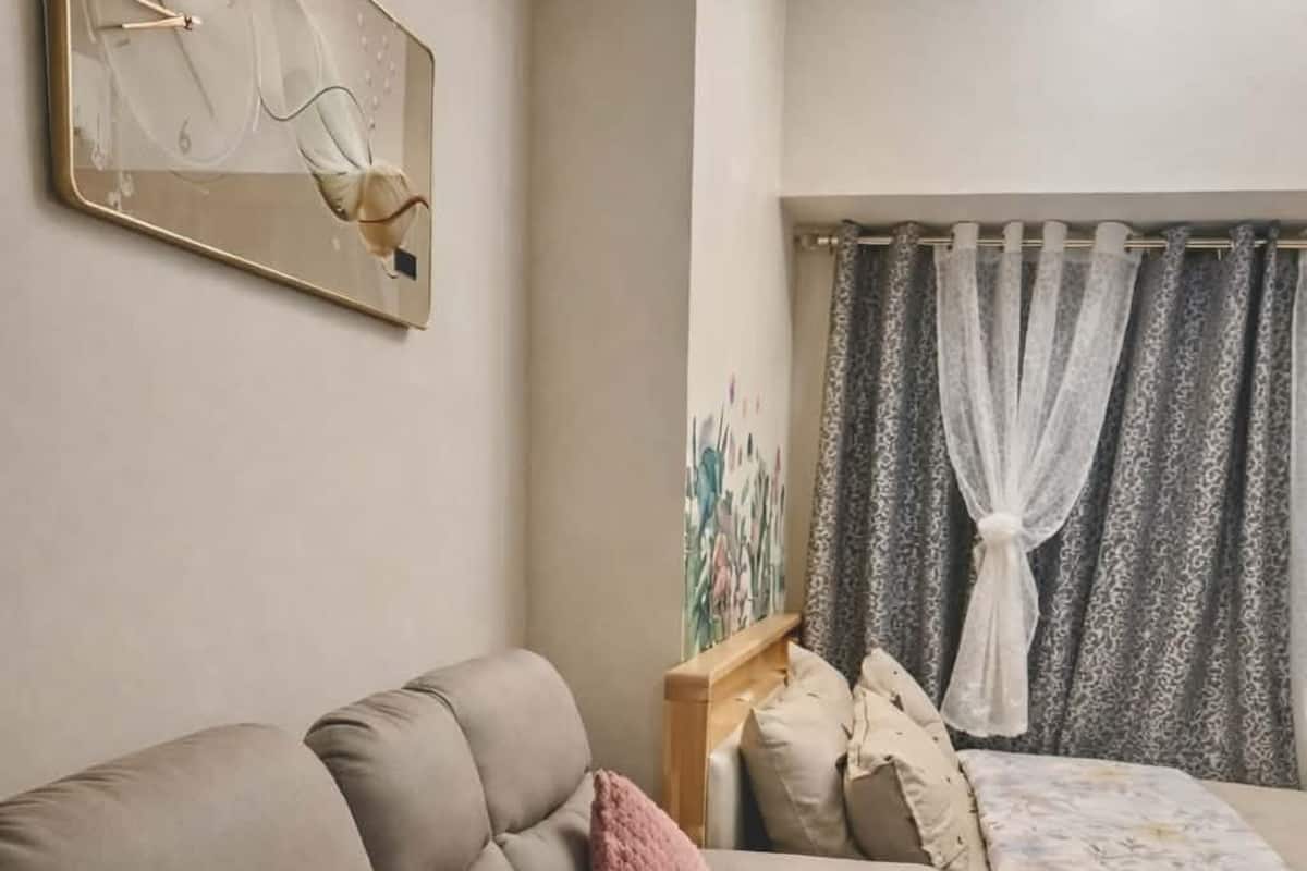 Signature Studio, 1 Queen Bed, Air conditioning, City View | Living area