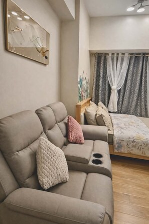 Signature Studio, 1 Queen Bed, Air conditioning, City View | Living area | 32-inch Smart TV with digital channels - Peaceful Staycation Studio (Pasay)