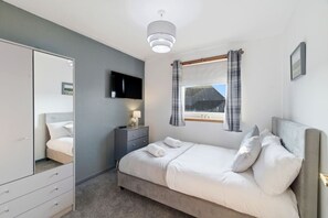 2 bedrooms, desk, iron/ironing board, travel cot - Harbour Views Montrose Stay (Montrose)