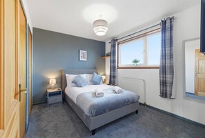 2 bedrooms, desk, iron/ironing board, travel cot - Harbour Views Montrose Stay (Montrose)