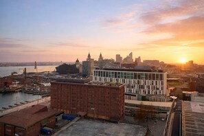 A cityscape with a mix of modern and older buildings, a river, and a sunset. - Albert Dock Luxury Penthouse – Walk to Liverpool ONE (Liverpool)