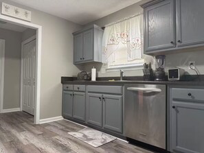 Private kitchen - 3-bedroom house in gorgeous Riverdale with cool AC (Riverdale)