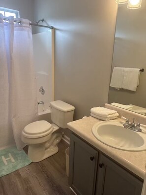 Hair dryer, towels, soap, toilet paper - 3-bedroom house in gorgeous Riverdale with cool AC (Riverdale)