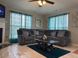 Smart TV - 3-bedroom house in gorgeous Riverdale with cool AC (Riverdale)