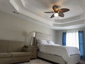 3 bedrooms, iron/ironing board, WiFi, bed sheets - 3-bedroom house in gorgeous Riverdale with cool AC (Riverdale)