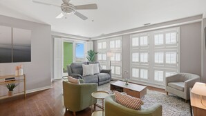 TV, books - Dunesaglow - Bay View and Sunsets! (Virginia Beach)