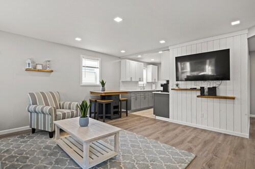 Spacious 4 Bedroom Home • Sleeps 8 • Private Yard • Near Hopitals • FREE Parking