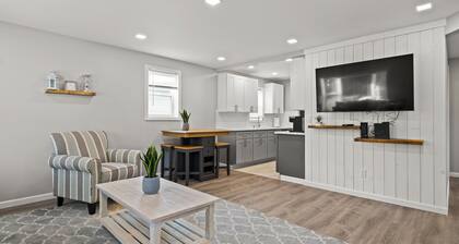 Spacious 4 Bedroom Home • Sleeps 8 • Private Yard • Near Hopitals • FREE Parking