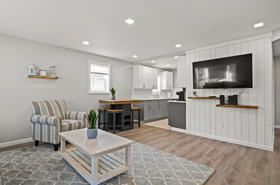 Spacious 4 Bedroom Home • Sleeps 8 • Private Yard • Near Hopitals • FREE Parking