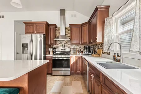 Fridge, microwave, oven, stovetop. Gatsby 3BR - Pool Table - Sleeps 10 - Near NYC