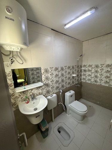 Cozy 1-bedroom bed & breakfast in peaceful Wilayat Al Hamra