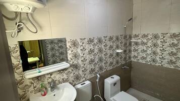 Douche, sĂšche-cheveux, serviettes fournies, savon