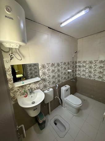 Shower, hair dryer, towels, soap. Cozy 1-bedroom bed & breakfast in serene Wilayat Al Hamra with AC