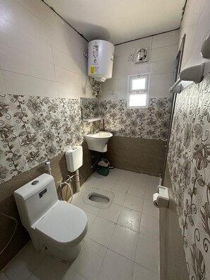 Bathroom - Soothing 1-bedroom bed & breakfast with AC in Wilayat Al Hamra (Wilayat Al Hamra)