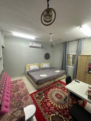 Room - Cozy 1-bedroom bed & breakfast in delightful Wilayat Al Hamra with AC (Wilayat Al Hamra)