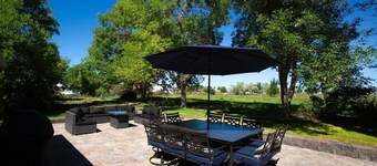 Peaceful Farmhouse Retreat - Hot Tub - Sleeps 15
