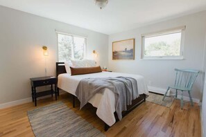 5 Schlafzimmer, Schreibtisch, Bügeleisen/Bügelbrett, Reisekinderbett