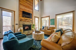 Living area - Luxury Cabin, Hot-Tub, Walk To Restaurants, EV Charger, Game room, Privacy (Broken Bow)
