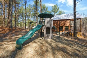 Children’s area - Luxury Cabin, Hot-Tub, Walk To Restaurants, EV Charger, Game room, Privacy (Broken Bow)