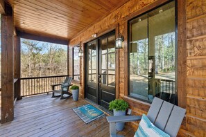 Terrace/patio - Luxury Cabin, Hot-Tub, Walk To Restaurants, EV Charger, Game room, Privacy (Broken Bow)