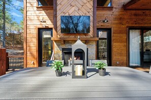 Terrace/patio - Luxury Cabin, Hot-Tub, Walk To Restaurants, EV Charger, Game room, Privacy (Broken Bow)
