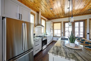 Private kitchen - Luxury Cabin, Hot-Tub, Walk To Restaurants, EV Charger, Game room, Privacy (Broken Bow)
