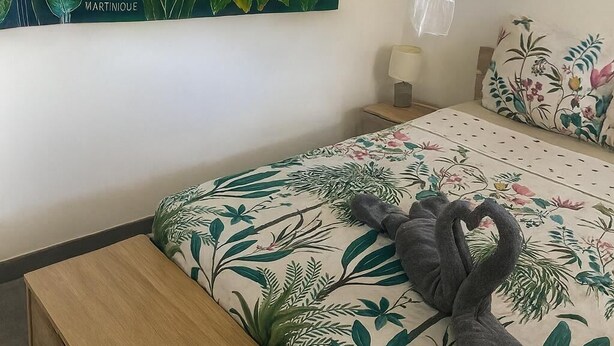 Une chambre à coucher avec un lit, un banc, un tableau et un baldaquin.