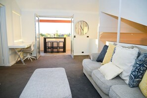 Living area - Sant's Beach Retreat - Private Pool and Fire Pit (Hillarys)