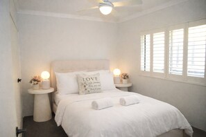 5 bedrooms, desk, iron/ironing board, travel crib - Sant's Beach Retreat - Private Pool and Fire Pit (Hillarys)