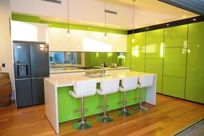 Private kitchen - Sant's Beach Retreat - Private Pool and Fire Pit (Hillarys)