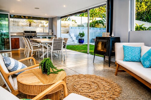 Sant's Beach Retreat - Private Pool and Fire Pit