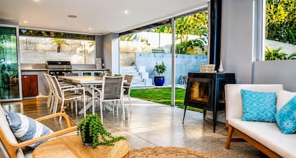 Sant's Beach Retreat - Private Pool and Fire Pit