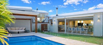 Sant's Beach Retreat - Private Pool and Fire Pit