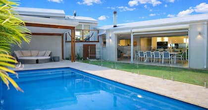 Sant's Beach Retreat - Private Pool and Fire Pit