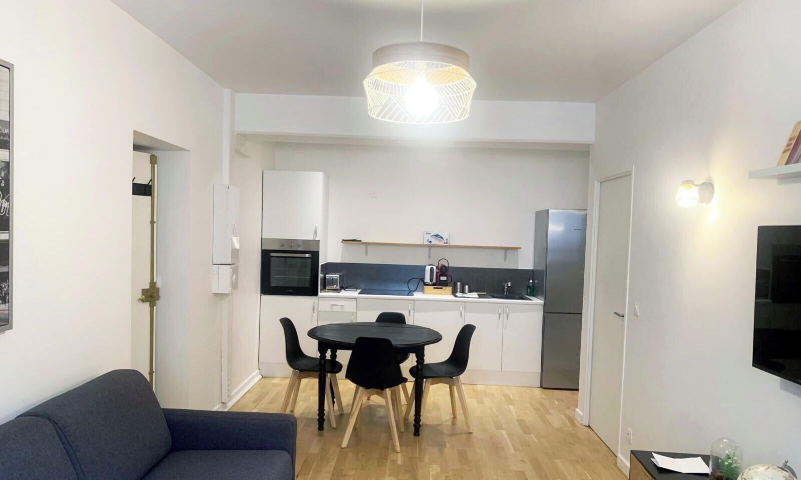 Eine moderne Wohnung mit Essbereich, Küche und Wohnzimmer.