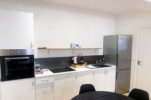 Een koelkast, een magnetron, een oven, een koffiezetapparaat/waterkoker